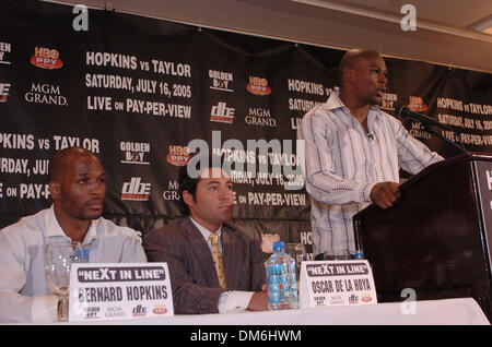 4. Mai 2005; Beverly Hills, CA, USA; (L-R) BERNARD HOPKINS, OSCAR DE LA HOYA, JERMAINE TAYLOR. Unbestritten Welt-Mittelgewichts-Champion Bernard Hopkins (46-2-1, 32 KO) und nimmt am Challenger Jermaine "Schlechte Absichten" Taylor (23-0, 17 Ko) für Hopkins 21. Titelverteidigung in eine Rekordzahl von 20 gerade Titelverteidigungen ungeschlagen. Taylor, betrachtet durch viele Boxen Schriftsteller der Thronfolger Stockfoto