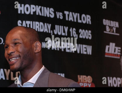 4. Mai 2005; Beverly Hills, CA, USA; Unbestritten Welt-Mittelgewichts-Champion BERNARD HOPKINS (46-2-1, 32 KO) und nimmt am Challenger Jermaine "Schlechte Absichten" Taylor (23-0, 17 Ko) für Hopkins 21. Titelverteidigung in eine Rekordzahl von 20 gerade Titelverteidigungen ungeschlagen. Taylor, betrachtet durch viele Boxen Schriftsteller der Thronfolger Hopkins Thron wurde eine Bronzemedaille in der 2000 Olym Stockfoto