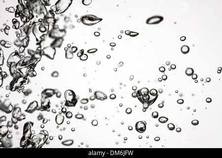 Luftblasen steigen durch klare Wasser Sauerstoff Stockfoto