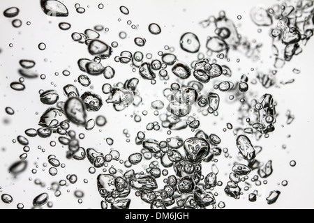 Luftblasen steigen durch klare Wasser Sauerstoff Stockfoto