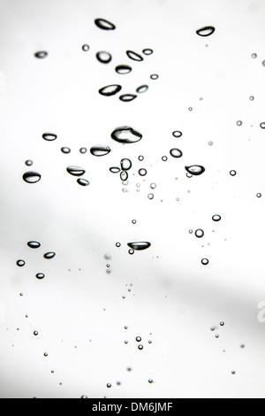 Luftblasen steigen durch klare Wasser Sauerstoff Stockfoto