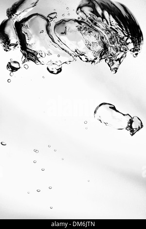 Luftblasen steigen durch klare Wasser Sauerstoff Stockfoto