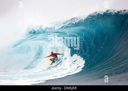 17. Mai 2005; Teahupoo, Tahiti, Tahiti; Ehemalige Bild sechsmal ASP Weltmeister KELLY SLATER (Cocoa Beach, Florida, USA) () aus Surfen Geschichte, perfekte Punkten (20 von 20) um die Billabong Pro Tahiti-Titel zu holen, bevor die 30-minütige endgültig abgeschlossen wurde. Slater war nicht mehr aufzuhalten, während der gesamten Veranstaltung, Entsendung in der Nähe von perfekte Wärme Partituren in den meisten der runden, so dass diese Stockfoto