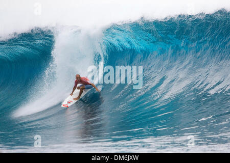 17. Mai 2005; Teahupoo, Tahiti, Tahiti; Ehemalige Bild sechsmal ASP Weltmeister KELLY SLATER (Cocoa Beach, Florida, USA) () aus Surfen Geschichte, perfekte Punkten (20 von 20) um die Billabong Pro Tahiti-Titel zu holen, bevor die 30-minütige endgültig abgeschlossen wurde. Slater war nicht mehr aufzuhalten, während der gesamten Veranstaltung, Entsendung in der Nähe von perfekte Wärme Partituren in den meisten der runden, so dass diese Stockfoto