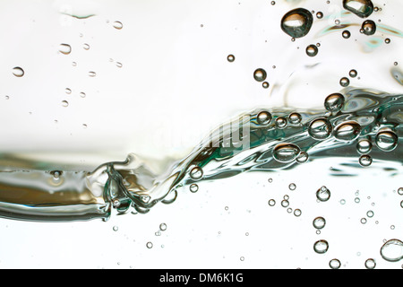 Luftblasen steigen durch klare Wasser Sauerstoff Stockfoto