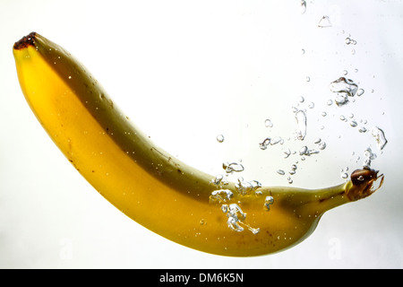 Banane fallen durch Wasser Luftblasen zu schaffen, wie es fällt Stockfoto
