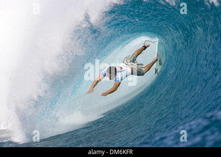 27. Mai 2005; Tavarua Insel, Fidschi, Fidschi; Globus WCT Fidschi. Tavarua Island, Fidschi. Australische Yadin Nicol (Western Australia) wischt im Rohr während der Globus WCT Fidschi-Versuche an Cloudbreak Riff vor Tavarua Insel heute. Obligatorische Credit: Foto von Pierre Tostee/ZUMA Press. (©) Copyright 2005 von Pierre Tostee Stockfoto