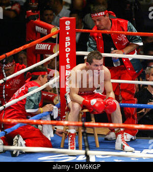 28. Mai 2005; Los Angeles, Kalifornien, USA; Legendäre Boxer Julio Cesar Chavez bereitet für den Start der 4. Runde gegen Ivan Robinson von Philadelphia PA. Während seines Kampfes Abschied. Chavez würde fortfahren, die 10-Runden-Kampf auf Top Rank Adios Meisterschaft Boxen-Karte gewinnen.  Obligatorische Credit: Foto von J.P. Yim/ZUMA Press. (©) Copyright 2005 von J. P. Yim Stockfoto