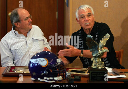 2. Juni 2005; San Antonio, TX, USA; Joe Kapp (R) Gesten in Richtung TONY GARZA auf einer Pressekonferenz mit den vier Neuzugänge in der National Hispanic Sports Hall Of Fame Mittwoch, 1. Juni 2005. Obligatorische Credit: Foto von BM Sobhani/San Antonio Express-News/ZUMA Press. (©) Copyright 2005 von BM Sobhani/San Antonio Express-News Stockfoto