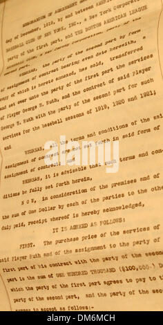 3. Juni 2005; New York, NY, USA; Unterschriften von Jacob Ruppert (oben) und Harry Frazee (unten). Die Red Sox Eigentümer Harry Frazee Vertragsunterzeichnung Verkauf Babe Ruth aus der Red Sox, NY Yankees-Besitzer Jacob Ruppert, am 26. Dezember 1919, für $100.000. Philanthrop Alan Shawn Feinstein wurde den Vertrag für $996.000 am 10. Juni 2005 bei Sotheby's New York verkauft. Obligatorische Credit: Foto von Br Stockfoto