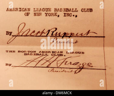 3. Juni 2005; New York, NY, USA; Unterschriften von Jacob Ruppert (oben) und Harry Frazee (unten). Die Red Sox Eigentümer Harry Frazee Vertragsunterzeichnung Verkauf Babe Ruth aus der Red Sox, NY Yankees-Besitzer Jacob Ruppert, am 26. Dezember 1919, für $100.000. Philanthrop Alan Shawn Feinstein wurde den Vertrag für $996.000 am 10. Juni 2005 bei Sotheby's New York verkauft. Obligatorische Credit: Foto von Br Stockfoto
