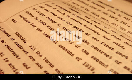 3. Juni 2005; New York, NY, USA; Unterschriften von Jacob Ruppert (oben) und Harry Frazee (unten). Die Red Sox Eigentümer Harry Frazee Vertragsunterzeichnung Verkauf Babe Ruth aus der Red Sox, NY Yankees-Besitzer Jacob Ruppert, am 26. Dezember 1919, für $100.000. Philanthrop Alan Shawn Feinstein wurde den Vertrag für $996.000 am 10. Juni 2005 bei Sotheby's New York verkauft. Obligatorische Credit: Foto von Br Stockfoto