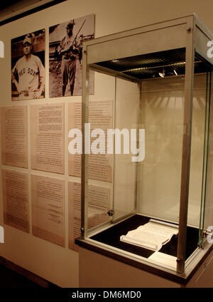 3. Juni 2005; New York, NY, USA; Die Red Sox Eigentümer Harry Frazee Vertragsunterzeichnung Verkauf Babe Ruth aus der Red Sox, NY Yankees-Besitzer Jacob Ruppert, am 26. Dezember 1919, für $100.000. Philanthrop Alan Shawn Feinstein ist der aktuelle Besitzer des Auftrags, um zu verkaufen für $500.000 geschätzt wird. Sotheby's werden wichtige Sport-Erinnerungsstücke und Karten einschließlich des Vertrags versteigern. Stockfoto