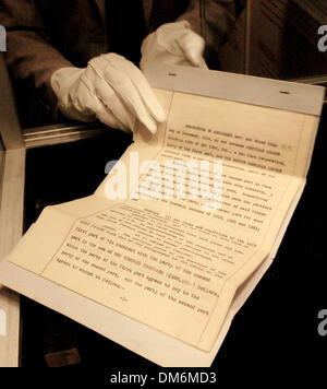 3. Juni 2005; New York, NY, USA; Unterschriften von Jacob Ruppert (oben) und Harry Frazee (unten). Die Red Sox Eigentümer Harry Frazee Vertragsunterzeichnung Verkauf Babe Ruth aus der Red Sox, NY Yankees-Besitzer Jacob Ruppert, am 26. Dezember 1919, für $100.000. Philanthrop Alan Shawn Feinstein wurde den Vertrag für $996.000 am 10. Juni 2005 bei Sotheby's New York verkauft. Obligatorische Credit: Foto von Br Stockfoto