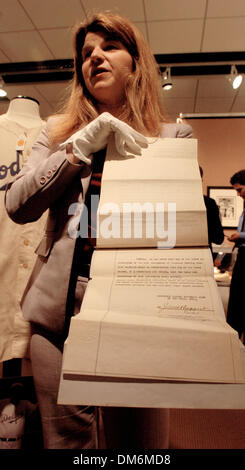 3. Juni 2005; New York, NY, USA; Unterschriften von Jacob Ruppert (oben) und Harry Frazee (unten). Die Red Sox Eigentümer Harry Frazee Vertragsunterzeichnung Verkauf Babe Ruth aus der Red Sox, NY Yankees-Besitzer Jacob Ruppert, am 26. Dezember 1919, für $100.000. Philanthrop Alan Shawn Feinstein wurde den Vertrag für $996.000 am 10. Juni 2005 bei Sotheby's New York verkauft. Obligatorische Credit: Foto von Br Stockfoto