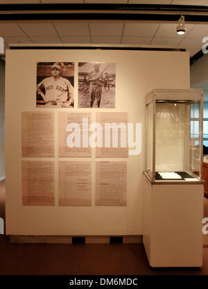 3. Juni 2005; New York, NY, USA; Unterschriften von Jacob Ruppert (oben) und Harry Frazee (unten). Die Red Sox Eigentümer Harry Frazee Vertragsunterzeichnung Verkauf Babe Ruth aus der Red Sox, NY Yankees-Besitzer Jacob Ruppert, am 26. Dezember 1919, für $100.000. Philanthrop Alan Shawn Feinstein wurde den Vertrag für $996.000 am 10. Juni 2005 bei Sotheby's New York verkauft. Obligatorische Credit: Foto von Br Stockfoto