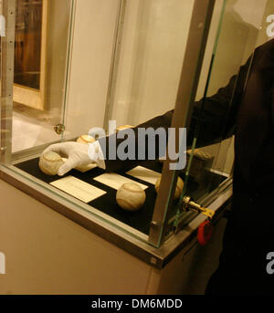 3. Juni 2005; New York, NY, USA; Sotheby's Kunst Handler ordnet signierten Baseball. Sotheby's werden wichtige Sport-Erinnerungsstücke und Karten einschließlich Verkauf von Babe Ruth aus der Red Sox zu den New York Yankees Vertrag versteigern. Die Auktion ist geplant für Juni 10. Obligatorische Credit: Foto von Bryan Smith/ZUMA Press. (©) Copyright 2005 von Bryan Smith Stockfoto