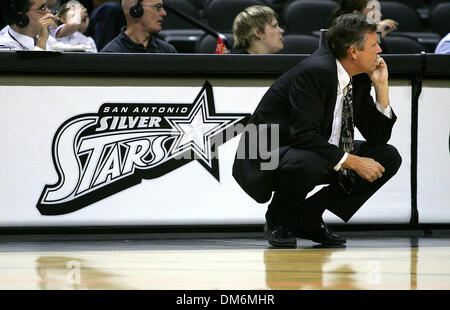 7. Juni 2005; San Antonio, TX, USA; Silberne Sterne Trainer Dan Hughes Uhren das Team Dienstag Abend 7. Juni 2005 im SBC Center in San Antonio, Texas während der Stars-Spiel gegen die Washington Mystiker. Obligatorische Credit: Foto von W Luther/San Antonio Express-News/ZUMA Press. (©) Copyright 2005 von W Luther/San Antonio Express-News Stockfoto