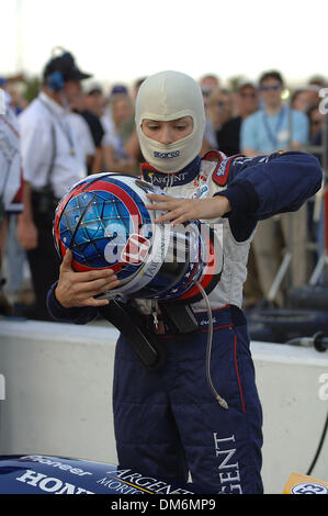 10. Juni 2005; Fort Worth, TX, USA; IR-Treiber DANICA PATRICK vor dem qualifying auf dem Texas Motor Speedway. Obligatorische Credit: Foto von David Bailey/ZUMA Press. (©) Copyright 2005 von David Bailey Stockfoto