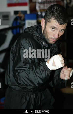 6. Juli 2005; Las Vegas, NV, USA; Ehemalige WBC Bantamgewicht Champion Boxer WAYNE "THE POCKET ROCKET" MCCULLOUGH Züge in seinem Gym in Las Vegas, Nevada, Vorbereitung für einen Rückkampf mit Oscar Larios auf Bernard Vs Jermain Taylor unter 16. Juli 2005 in der MGM Grand Garden Arena in Las Vegas, Nevada. MCCULLOUGH verlor gegen Oscar Larios 10. Februar 2005. MCCULLOUGH ist aus Belfast, Nordirland Stockfoto