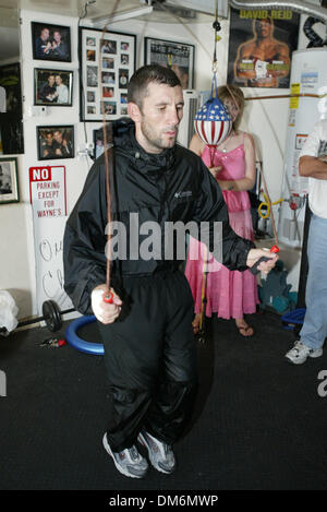 6. Juli 2005; Las Vegas, NV, USA; Ehemalige WBC Bantamgewicht Boxer Weltmeister WAYNE "THE POCKET ROCKET" MCCULLOUGH Züge in seinem Gym in Las Vegas, Nevada, Vorbereitung für einen Rückkampf mit Oscar Larios auf Bernard Vs Jermain Taylor unter 16. Juli 2005 in der MGM Grand Garden Arena in Las Vegas, Nevada. MCCULLOUGH verlor gegen Oscar Larios 10. Februar 2005. MCCULLOUGH ist aus Belfast, Nordirland Stockfoto