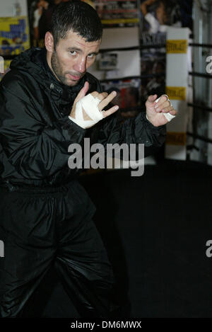 6. Juli 2005; Las Vegas, NV, USA; Ehemalige WBC Bantamgewicht Champion Boxer WAYNE "THE POCKET ROCKET" MCCULLOUGH Züge in seinem Gym in Las Vegas, Nevada, Vorbereitung für einen Rückkampf mit Oscar Larios auf Bernard Vs Jermain Taylor unter 16. Juli 2005 in der MGM Grand Garden Arena in Las Vegas, Nevada. MCCULLOUGH verlor gegen Oscar Larios 10. Februar 2005. MCCULLOUGH ist aus Belfast, Nordirland Stockfoto
