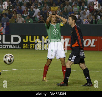 8. Juli 2005; Carson, Kalifornien, USA; (9) Jared Borgetti von Mexiko (L) reagiert, wie der Ball geht aus Bounce in der zweiten Hälfte ihrer Nord-, zentralamerikanischen und karibischen Fußballverband (CONCACAF) Gold Cup Fußball in Carson, Kalifornien 8. Juli 2005 Südafrika gewonnenes Spiel das Spiel 2-1 obligatorische Guthaben: Foto von Armando Arorizo/ZUMA Press. (©) Copyright 20 Stockfoto