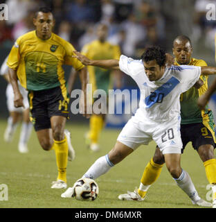 8. Juli 2005; Carson, Kalifornien, USA;  (20) Carlos Ruiz von Guatemala kämpft um den Ball mit (9) Andrew Williams von Jamaika im ersten Halbjahr ihre Confederation of North, zentralamerikanischen und karibischen Fußballverband (CONCACAF) Gold Cup Fußballspiel in Carson (Kalifornien) 8. Juli 2005 obligatorisch Credit: Foto von Armando Arorizo/ZUMA Press. (©) Copyright 2005 von Armando Aror Stockfoto