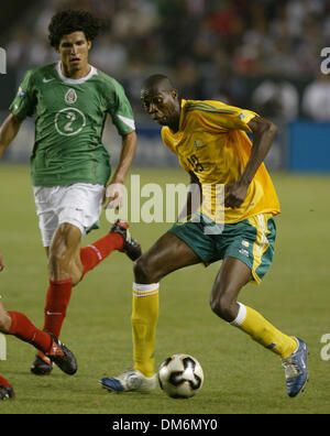 8. Juli 2005; Carson, Kalifornien, USA; (2) Francisco Rodriguez von Mexiko (L) versucht, (19) Lucas Madubi in Südafrika zu stoppen, wie He Controhte ball in der zweiten Hälfte ihrer Nord-, zentralamerikanischen und karibischen Fußballverband (CONCACAF) Gold Cup Fußball in Carson, Kalifornien 8. Juli 2005 Südafrika gewonnenes Spiel das Spiel 2-1 obligatorische Guthaben: Foto von Armando Stockfoto