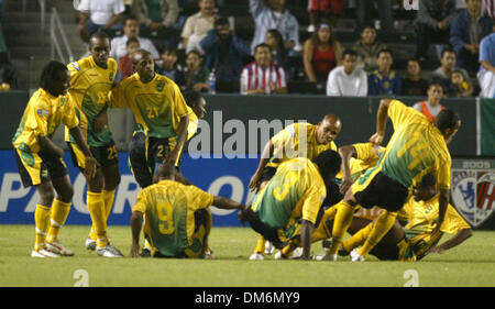 8. Juli 2005; Carson, Kalifornien, USA; Die Nationalmannschaft von Jamaika nach erzielte dem ersten Tor in der ersten Hälfte ihrer Nord-, zentralamerikanischen und karibischen Fußballverband (CONCACAF) Gold Cup Fußballspiel in Carson, Kalifornien 8. Juli 2005 feierte obligatorisch Credit: Foto von Emilio Flores/ZUMA Press. (©) Copyright 2005 von Emilio Flores Stockfoto