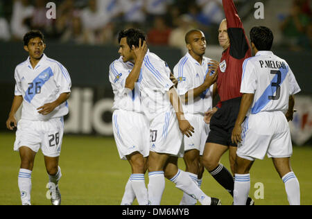 8. Juli 2005; Carson, Kalifornien, USA;  Carlos Ruiz von Guatemala (c) nach ein Tor in der ersten Hälfte ihre Confederation of North, zentralamerikanischen und karibischen Fußballverband (CONCACAF) Gold Cup Fußballspiel in Carson, Kalifornien 8. Juli 2005 von Halbzeit arbeitenten führt das Spiel 2-1 obligatorische Guthaben: Foto von Emilio Flores/ZUMA Press. (©) Copyright 2005 von Emilio Fl Stockfoto