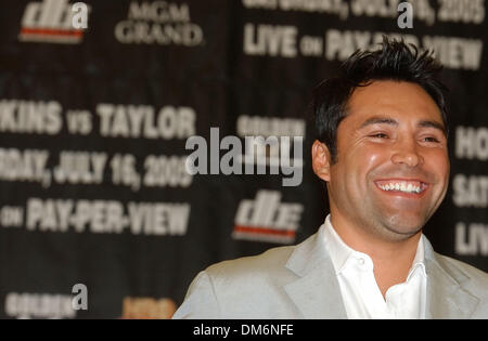 14. Juli 2005; Las Vegas, NV, USA; Boxer/Veranstalter Oscar De La Hoya auf der abschließenden Pressekonferenz für die unbestrittene Weltmeistertitel im Mittelgewicht am 16. Juli 2005 at The MGM Grand in Las Vegas, Nevada. Bernard Hopkins ist ungeschlagen seit 1993 und ist 40 Jahre alt.  Während Jermain Taylor (26 Jahre) alt in nur 23 Profi Kämpfe ungeschlagen ist. Dieser Kampf ist ein klassisches Match-Up im Boxen Stockfoto