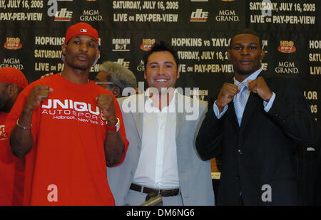 14. Juli 2005; Las Vegas, NV, USA;  Bernard "The Executioner" Hopkins bereitet die unbestrittene Weltmeistertitel im Mittelgewicht am 16. Juli 2005 at The MGM Grand in Las Vegas, Nevada. Bernard Hopkins ist ungeschlagen seit 1993 und ist 40 Jahre alt. Taylor (26 Jahre) alt ist in nur 23 Profi Kämpfe ungeschlagen. Dieser Kampf ist ein klassisches Match-Up im Boxen, Lochfraß eine schlaue und erfahrene m Stockfoto