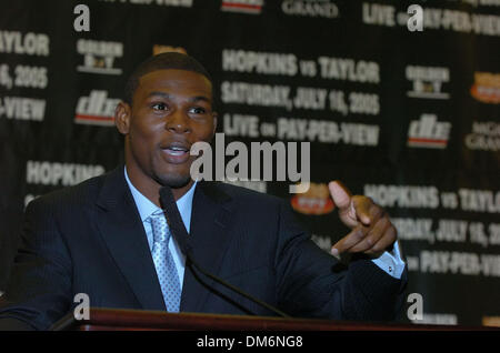 14. Juli 2005; Las Vegas, NV, USA;  Bernard "The Executioner" Hopkins bereitet die unbestrittene Weltmeistertitel im Mittelgewicht am 16. Juli 2005 at The MGM Grand in Las Vegas, Nevada. Bernard Hopkins ist ungeschlagen seit 1993 und ist 40 Jahre alt. Taylor (26 Jahre) alt ist in nur 23 Profi Kämpfe ungeschlagen. Dieser Kampf ist ein klassisches Match-Up im Boxen, Lochfraß eine schlaue und erfahrene m Stockfoto