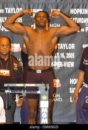 15. Juli 2005; Las Vegas, NV, USA; JERMAIN TAYLOR "schlechte Absichten" wiegt für "The Undisputed Welt Mittelgewicht Titel Kampf-Next In Line" gegen Bernard "The Executioner" Hopkins Samstag, 16. Juli im MGM Grand Hotel in Las Vegas obligatorischen Kredit statt: Foto von Rob DeLorenzo/ZUMA Press. (©) Copyright 2005 von Rob DeLorenzo Stockfoto