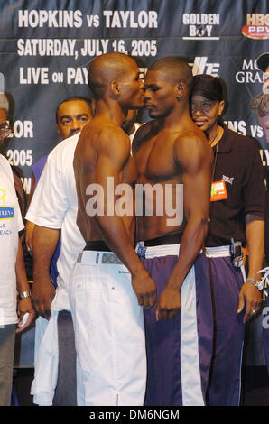 15. Juli 2005; Las Vegas, NV, USA; (L-R) JERMAIN TAYLOR "schlechte Absichten" wiegt für "The Undisputed Welt Mittelgewicht Titel Kampf-Next In Line" gegen BERNARD "The Executioner" HOPKINS Samstag, 16. Juli im MGM Grand Hotel in Las Vegas obligatorischen Kredit statt: Foto von Rob DeLorenzo/ZUMA Press. (©) Copyright 2005 von Rob DeLorenzo Stockfoto