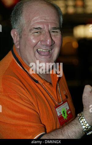 15. Juli 2005; Las Vegas, NV, USA; HAROLD LETTERMAN, HBO inoffizielle Boxen Partitur Torwart, bei Bernard Hopkins Vs Jermain Taylor-wiegen im MGM grand Hotel & Casino in Las Vegas. Obligatorische Credit: Foto von Mary Ann Owen/ZUMA Press. (©) Copyright 2005 von Mary Ann Owen Stockfoto