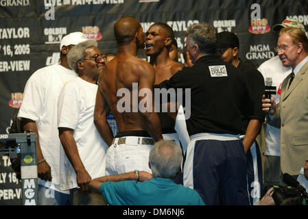 15. Juli 2005; Las Vegas, NV, USA; BERNARD HOPKINS aufgehört während Gesicht gegen JERMAIN TAYLOR, richtig, bei Bernard Hopkins Vs Jermain Taylor-wiegen im MGM grand Hotel & Casino in Las Vegas. Hopkins verteidigt seinen Titel gegen Taylor am 16. Juli. Obligatorische Credit: Foto von Mary Ann Owen/ZUMA Press. (©) Copyright 2005 von Mary Ann Owen Stockfoto