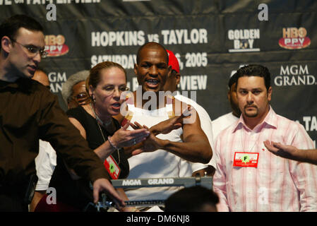 15. Juli 2005; Las Vegas, NV, USA; BERNARD HOPKINS bei der Bernard Hopkins Vs Jermain Taylor-wiegen im MGM grand Hotel & Casino in Las Vegas. Während der Face off mit JERMAIN TAYLOR flammte Gemüter zwischen den Kämpfern. KELLY SWANSON Mitte HOPKINS PR Person versucht jeder niederlassen. MATT CAVNAUGH MGM-Veranstalter ganz links assistierte. ERIC GOMEZ ganz rechts Golden Boy Stockfoto