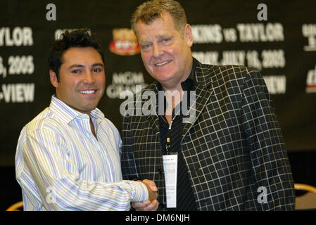 16. Juli 2005; Las Vegas, NV, USA; Golden Boy Promoter OSCAR DE LA HOYA links bei der Parade of Champions-Pressekonferenz mit Promoter DAN GOOSSEN @ das MGM Grand Hotel in Las Vegas, Nevada. GOOSSEN ist Co Förderung und kommenden Kampf geplant 09-17,05 @ MGM Grand in Las Vegas, Nevada. Obligatorische Credit: Foto von Mary Ann Owen/ZUMA Press. (©) Copyright 2005 von Mary Ann Owen Stockfoto