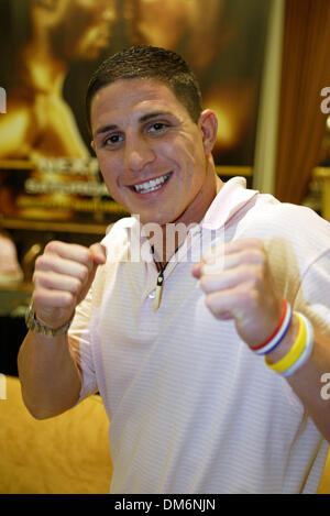 16. Juli 2005; Las Vegas, NV, USA; Boxer JOEY GILBERT ein Teilnehmer auf TV Show The Contender besucht The Parade Of Champions Pressekonferenz und das MGM Grand Hotel in Las Vegas, Nevada. Obligatorische Credit: Foto von Mary Ann Owen/ZUMA Press. (©) Copyright 2005 von Mary Ann Owen Stockfoto