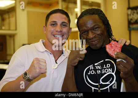 16. Juli 2005; Las Vegas, NV, USA; Boxer JOEY GILBERT links und Teilnehmer in der TV-Show The Contender trifft auf berühmte Trainer FLOYD JOY MAYWEATHER an das MGM Grand Hotel in Las Vegas Parade Of Champions-Pressekonferenz. Obligatorische Credit: Foto von Mary Ann Owen/ZUMA Press. (©) Copyright 2005 von Mary Ann Owen Stockfoto