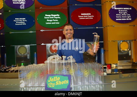 16. Juli 2005; Las Vegas, NV, USA; Trinken Sie Master für die touristischen & Boxfans bereit im MGM Grand Hotel. Viele in Besuch in Las Vegas, BERNARD HOPKINS VS JERMAIN TAYLOR zu besuchen. Obligatorische Credit: Foto von Mary Ann Owen/ZUMA Press. (©) Copyright 2005 von Mary Ann Owen Stockfoto