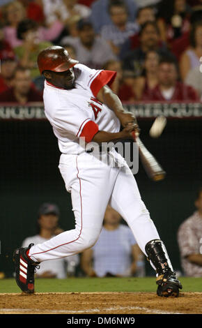 19. August 2005; Anaheim, CA, USA; Manny Ramirez fuhren in den Startschuss laufen auf einem Groundout mit den Basen geladen im 10. Inning, führt die Boston Red Sox zu einem 4: 3-Sieg über die Los Angeles Angels in einem Matchup AL Abteilung Führer am Freitagabend, 19. August 2005.  Obligatorische Credit: Foto von Armando Arorizo/ZUMA Press. (©) Copyright 2005 von Armando Arorizo Stockfoto