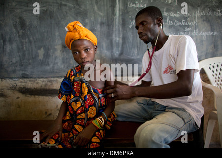 kranker Patient an MSF mobile Klinik in Zentralafrikanische Republik Stockfoto