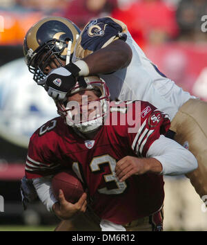 Sep 11, 2005; San Francisco, CA, USA; NFL-FOOTBALL: 49ers Quarterback Tim Rattay ist mit unter einer Minute übrig in Verordnung in die 49ers Saison Eröffnung Spielgewinn die Los Angeles Rams 28-25 Sonntagnachmittag bei Monster Park am Candlestick Point in San Francisco von Rams Leonard Little entlassen. Obligatorische Credit: Foto von J L Villegas/Sacramento Bee/ZUMA Press. (©) Copyright 2005 von Stockfoto