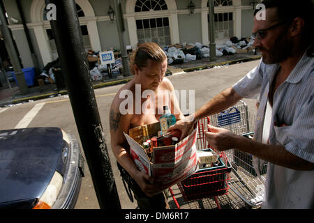 Sep 12, 2005; New Orleans, LA, USA; Paul Prino, links, und "Bedwyr", beide vom French Quarter, schleppen im Liquor von geschlossenen Bars in der Gegend im Johnny White Sports Bar and Grill an der Ecke von Orleans Avenue und Bourbon Street im French Quarter in New Orleans auf Montag, 12. September 2005. Die Bar, die non-Stop geöffnet seit über 15 Jahren geblieben ist, einschließlich der gesamten Hurr Stockfoto