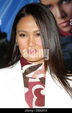 11. November 2002 - Los Angeles, Kalifornien - TIA CARRERE-... SPECIAL SCREENING VON MGMS '' STIRB AN EINEM ANDEREN TAG ''-. BEI DEM SHRINE AUDITORIUM LOS ANGELES, CA-. FITZROY BARRETT / 11.11.2002 - K27112FB (D). *** U.S. Rechte nur * (Kredit-Bild: © Globe Photos/ZUMAPRESS.com) Stockfoto