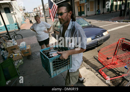 Sep 12, 2005; New Orleans, LA, USA; Johnny White regelmäßig "Bedwyr," vom French Quarter, schleppt in Schnaps und Bier aus geschlossenen Bars in der Gegend im Johnny White Sports Bar and Grill als Manager sieht Marcie Ramsey an der Ecke von Orleans Avenue und Bourbon Street im French Quarter in New Orleans auf Montag, 12. September 2005 auf. Die Bar, die offen geblieben sind non-Stop Stockfoto