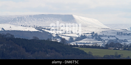 Blick auf Schnee bedeckt Heu Bluff in der Black Mountains of Wales Stockfoto